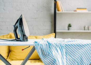 Ganhe tempo e evite estresse com essas técnicas para desamassar roupas