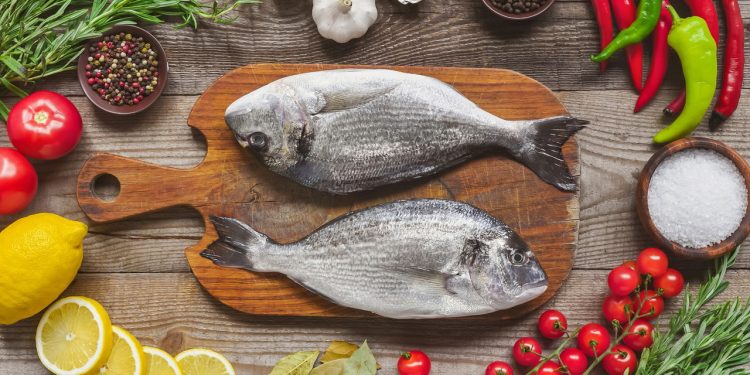 A solução caseira mais inesperada para firmar a carne do peixe
