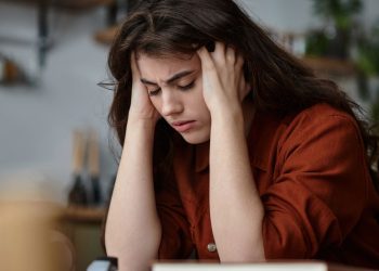 A tristeza sem motivo pode ser mais comum do que você imagina, veja como lidar com ela