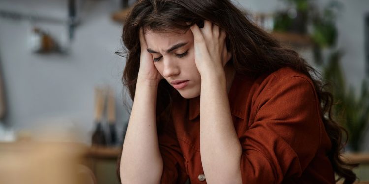 A tristeza sem motivo pode ser mais comum do que você imagina, veja como lidar com ela