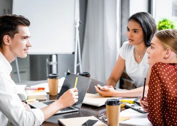 O que significa desviar o olhar durante uma conversa, segundo a psicologia