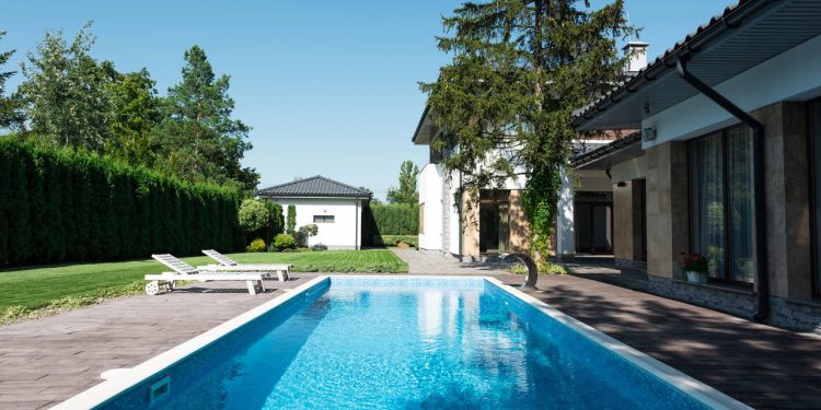 Como manter a piscina limpa sem gastar com equipamentos caros
