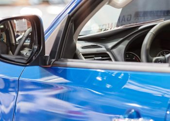 O que significa quando um carro está com sacos nos espelhos