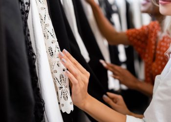 O que ninguém te conta sobre usar roupa nova direto da loja