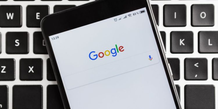 Google lança resumos em áudio no Search com IA mais rápida e prática