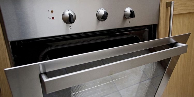 Esse método caseiro faz seu forno parecer novo sem desmontar nada