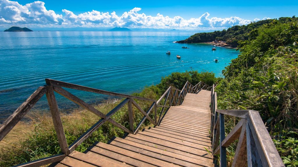 A vila de pescadores que virou a Saint-Tropez brasileira com 23 praias de águas cristalinas premiadas internacionalmente