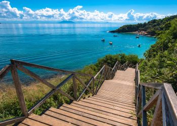 A vila de pescadores que virou a Saint-Tropez brasileira com 23 praias de águas cristalinas premiadas internacionalmente