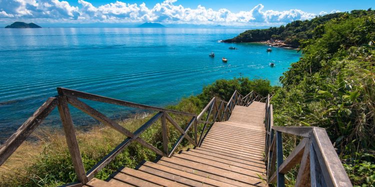 A vila de pescadores que virou a Saint-Tropez brasileira com 23 praias de águas cristalinas premiadas internacionalmente