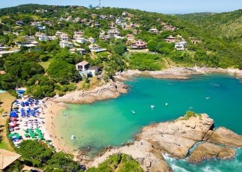 A vila de pescadores que virou a Saint-Tropez brasileira com 23 praias de águas cristalinas premiadas internacionalmente
