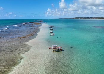 Praias alternativas com água quente e comida boa é o segredo do turismo