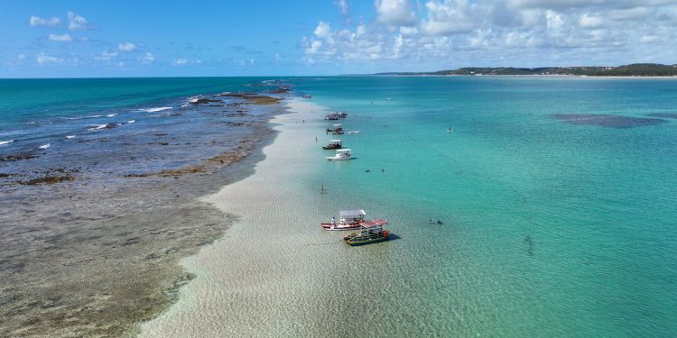 Praias alternativas com água quente e comida boa é o segredo do turismo