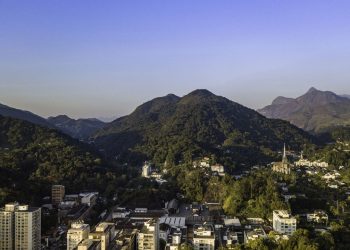 Ar europeu e excelente qualidade de vida a 68 km da capital: a Cidade Imperial que Dom Pedro II construiu a 809 metros reúne palácios e a primeira cervejaria do Brasil
