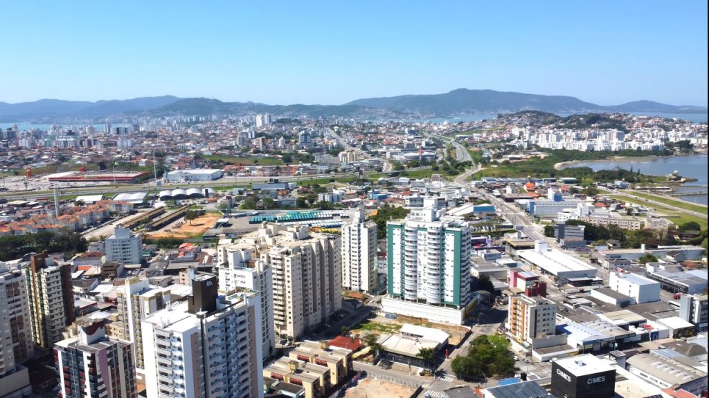 Cidade vizinha de Florianópolis está encantando quem procura viver próximo das praias com qualidade de vida