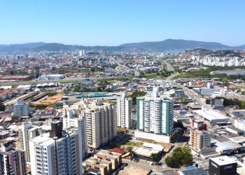 Cidade vizinha de Florianópolis está encantando quem procura viver próximo das praias com qualidade de vida