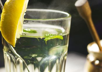O hábito matinal simples que hidrata, previne cálculos renais e melhora o humor