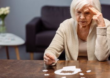 Mulheres têm maior risco de Alzheimer segundo a ciência