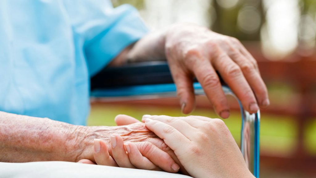Mulheres têm maior risco de Alzheimer segundo a ciência