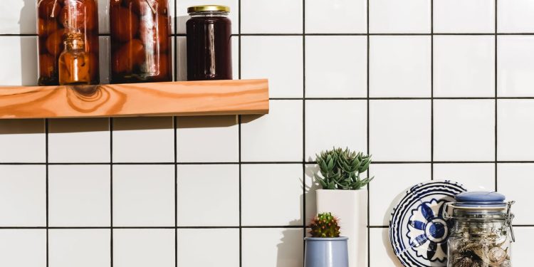 Esse ingrediente comum pode transformar seus azulejos opacos