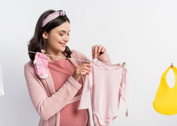A maneira mais segura de lavar roupas de bebê sem causar alergia