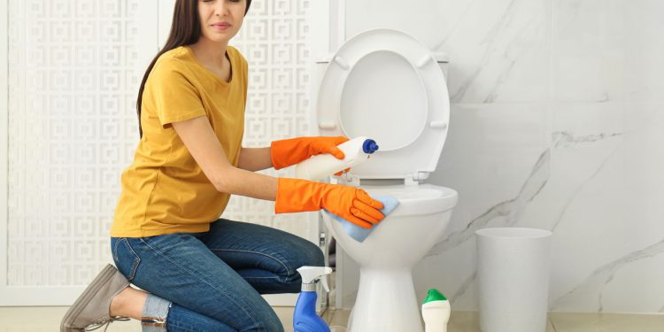 Como eliminar o mau cheiro do banheiro de forma simples e rápida