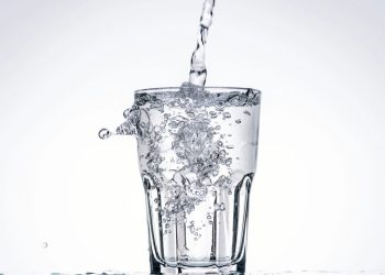 Essa escolha na hora de beber água pode afetar sua saúde