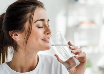 Você pode estar bebendo água da forma errada sem saber