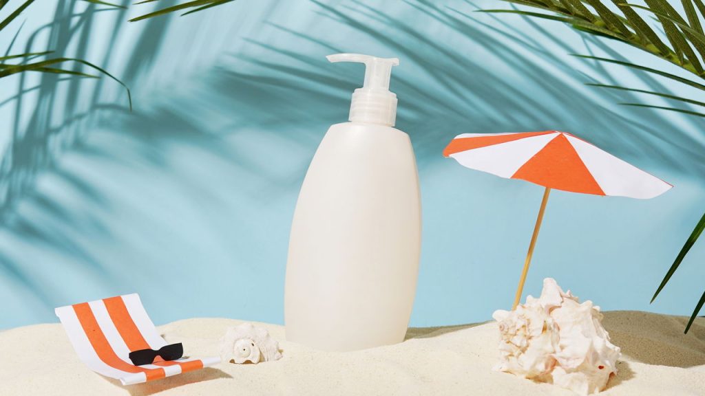 A melhor forma de proteger o cabelo do sol no verão