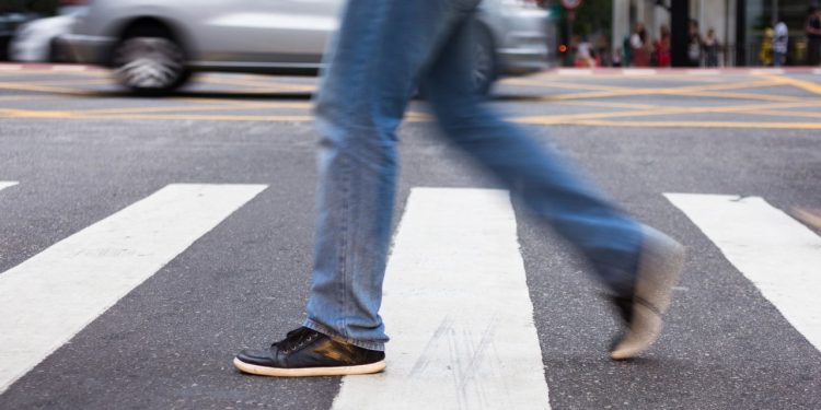 Como o simples ato de andar pode revelar seu estado emocional
