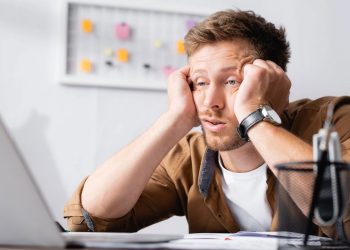 3 hábitos cotidianos que podem estar drenando sua energia