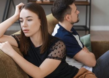 O comportamento silencioso que corrói casamentos, amizades e até relações no trabalho