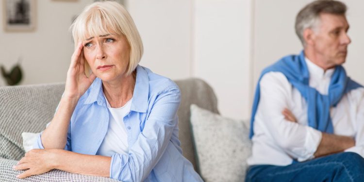 Negging: como identificar os elogios venenosos que criam dependência emocional sem você perceber