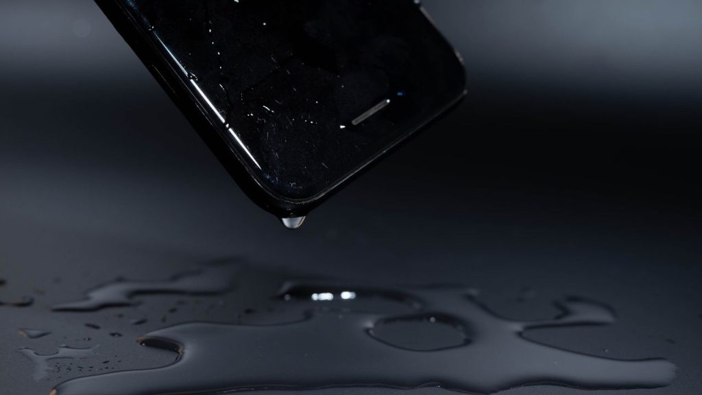Celular molhou? Saiba o que fazer na hora para evitar prejuízo