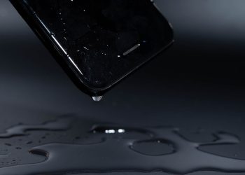 Celular molhou? Saiba o que fazer na hora para evitar prejuízo