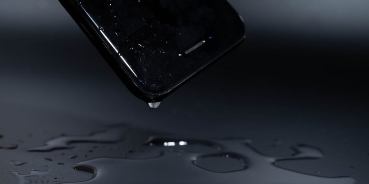 Celular molhou? Saiba o que fazer na hora para evitar prejuízo