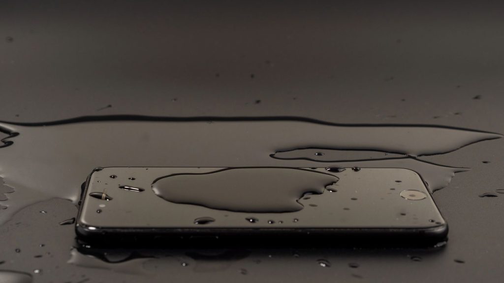 Celular molhou? Saiba o que fazer na hora para evitar prejuízo