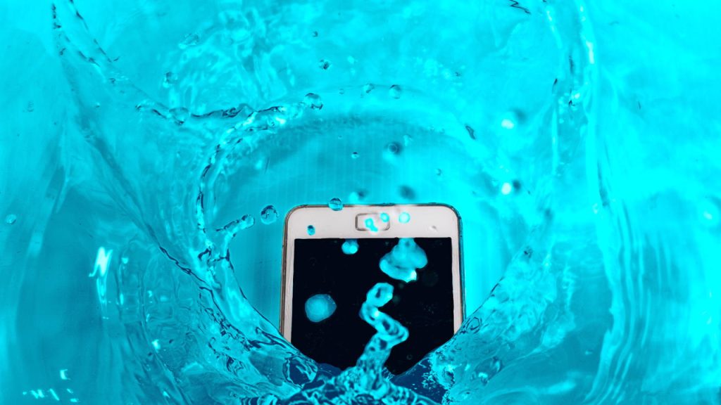 A dica mais importante de 2025 para quem molhou o celular