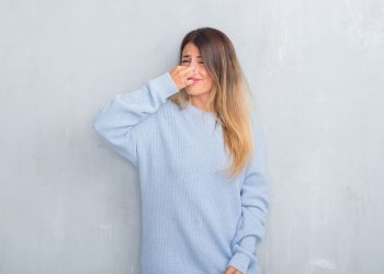 Sentir cheiros inexistentes não é loucura e pode ter explicação médica