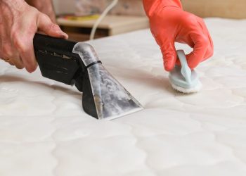 A melhor receita caseira para limpar manchas do colchão