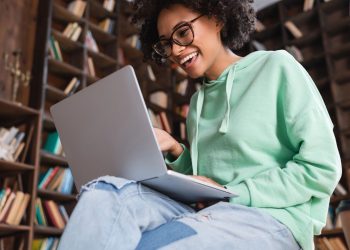 Curso gratuito com bolsa e mentoria abre 362 vagas em SP