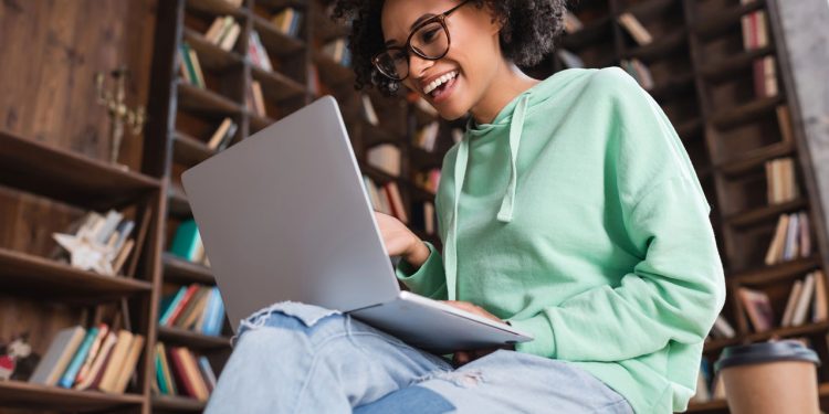 Curso gratuito com bolsa e mentoria abre 362 vagas em SP