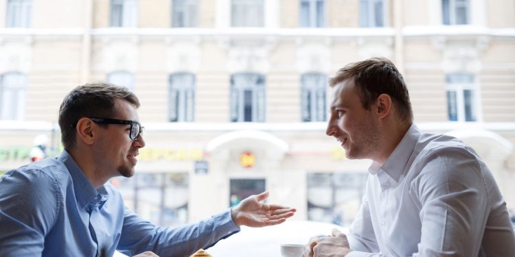 A regra mais poderosa da boa conversa que quase ninguém aplica
