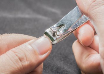 Você sabe para que serve o pequeno furo no cortador de unhas?
