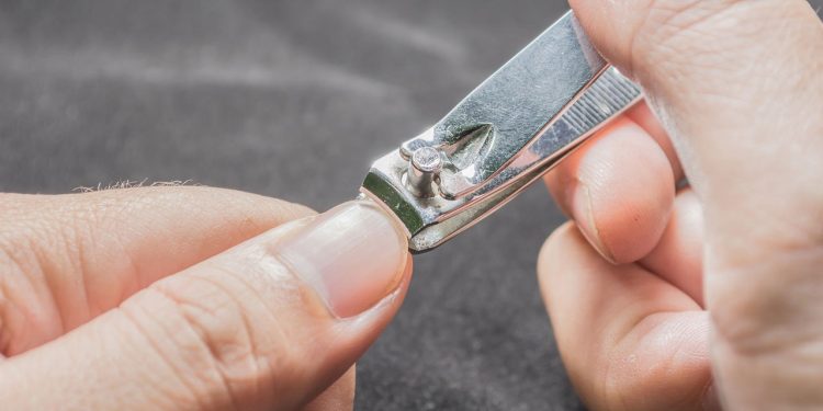 Você sabe para que serve o pequeno furo no cortador de unhas?