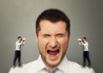 Psicólogos explicam por que críticas revelam mais sobre quem julga