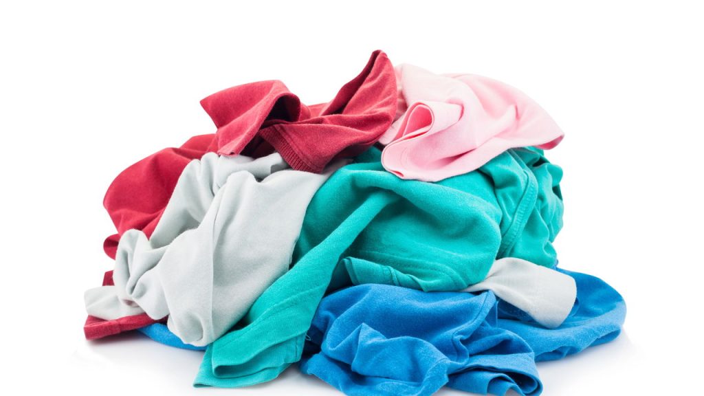 Sua roupa pode estar desbotando por um erro simples na lavagem