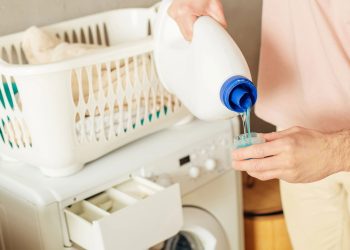 Você pode estar estragando suas roupas sem perceber ao usar amaciante
