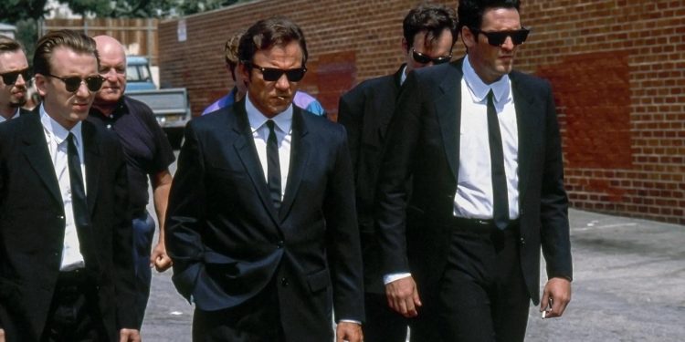 Cena do filme Cães de Aluguel (Reservoir Dogs) (1992) – Fonte: Miramax Films (EUA); Carolco Pictures (internacional); Flashstar (Brasil) / Live America Inc.; Dog Eat Dog Productions; (em associação com Monte Hellman e Richard N. Gladstein)
