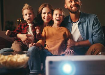 As séries leves que são a melhor escolha para assistir em família