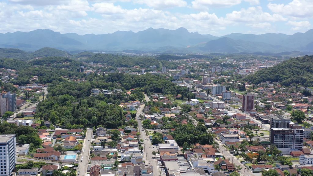 Essa cidade de Santa Catarina, famosa como a Cidade das Flores, se destaca pela beleza natural, festas culturais e pela qualidade de vida que conquistou moradores e turistas de todo o Brasil